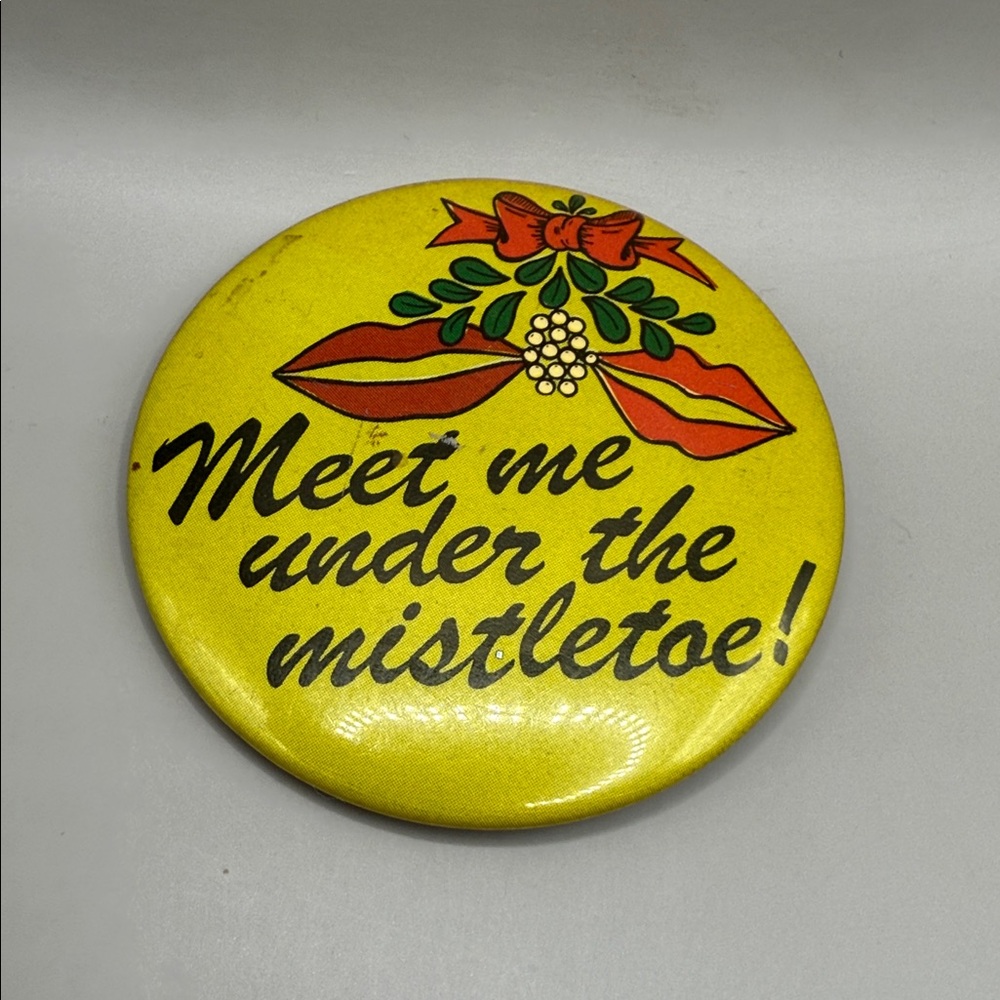 Vintage Christmas Yellow 'Meet Me Under the Mistletoe' Button Pin